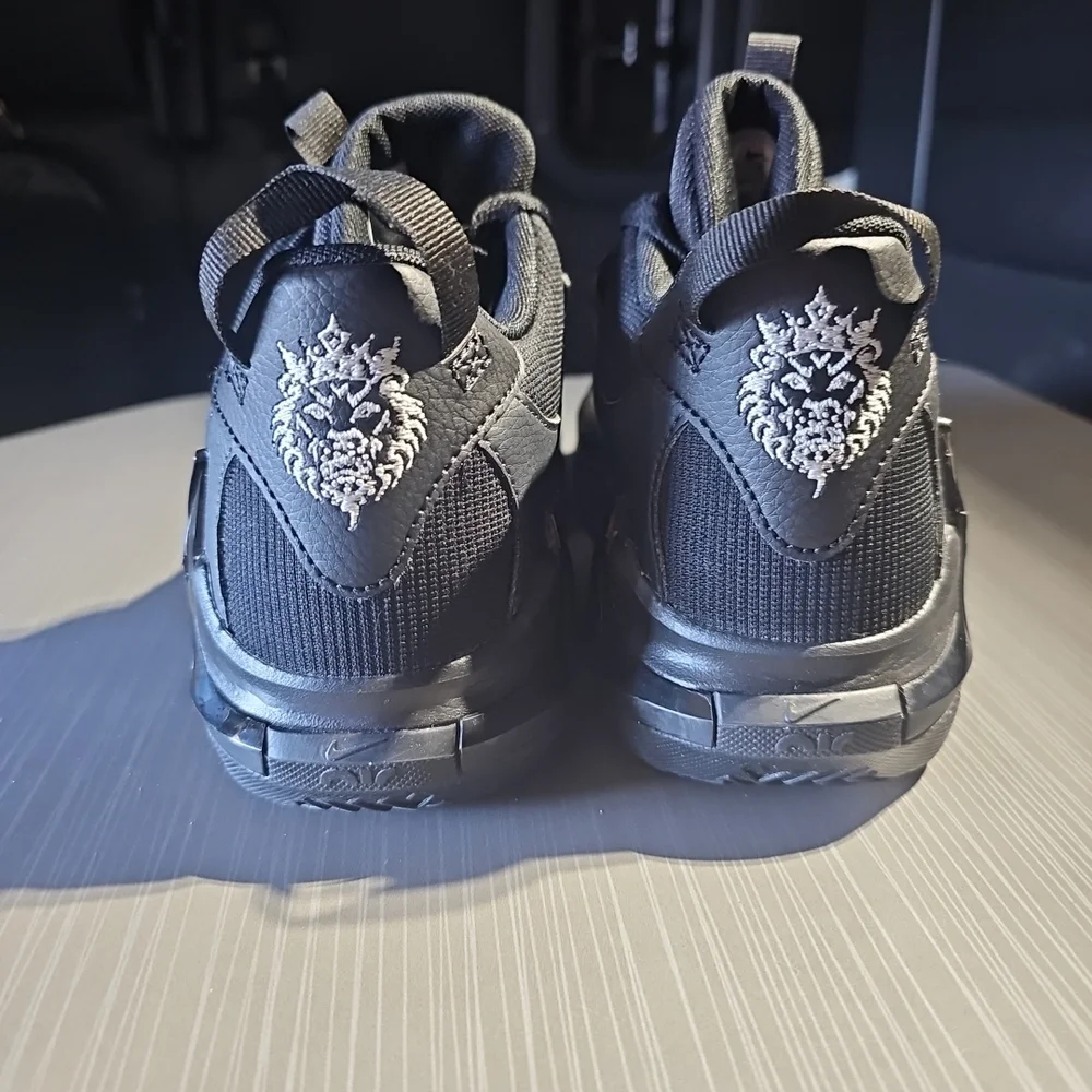 Nike Lebron Witness 7 Basketball Shoes Black DM1123-004 Youth Size 6.5Y‎ EUC
